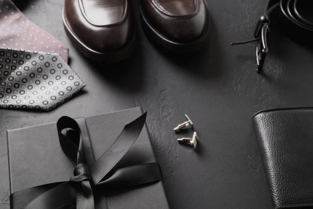 父亲节快乐，贺卡配礼盒。一套经典的男士服装-棕色的鞋子，领带和礼物。图片下载