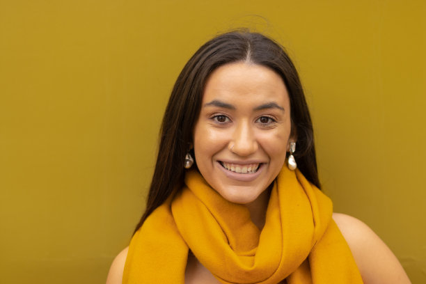 年轻的拉丁美洲妇女对着镜头微笑。图片下载