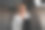 女分析师坐在汽车后座上用笔记本电脑工作图片下载