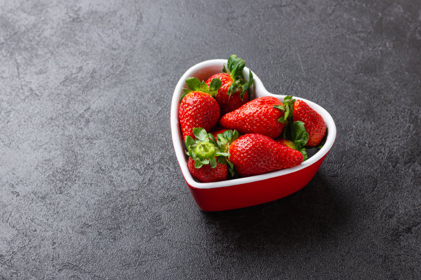 心碗里的新鲜草莓图片下载