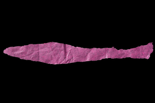 撕粉纸片孤立在一个黑色的背景图片下载