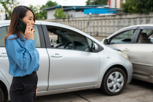 女司机在发生车祸后打电话给保险公司，然后拍照并发送保险。网上车祸保险索赔的想法提交照片和证据后，向保险公司。图片下载