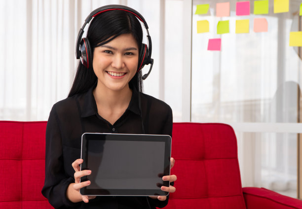 Vlog亚洲女性博主影响者坐在家里的沙发上，为教学和指导她的学生或订阅者录制视频博客。在线内容创造者的概念，一种新的生活方式图片下载