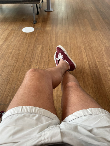 光着腿坐下图片下载