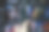 男性手持遥控器，电视屏幕上的网站模糊在背景中。图片下载