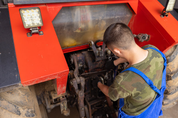 少年正在修理拖拉机图片下载