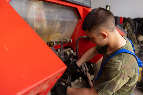少年正在修理拖拉机图片下载