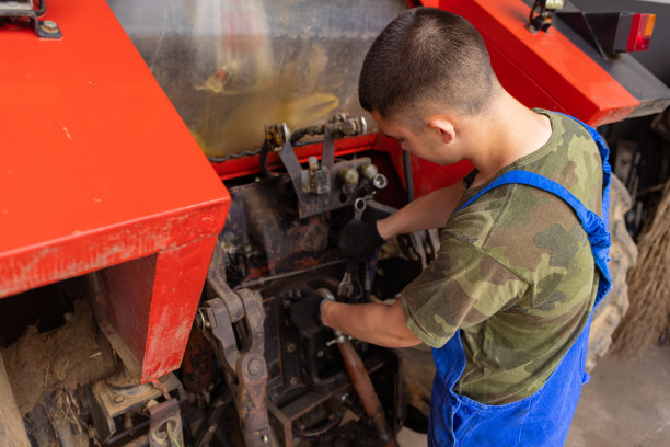 少年正在研制拖拉机图片下载