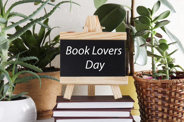 “爱书人日”写在黑板书上，白底盆栽。图书假期，教育理念。本空间图片下载