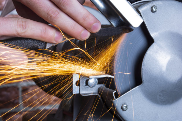 木桌上的磨刀手和刀片，特写图片下载