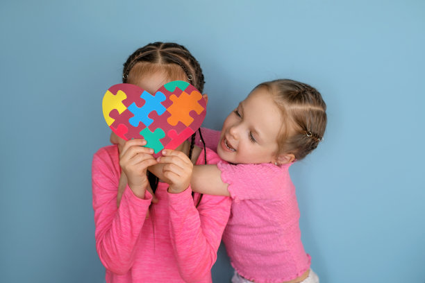 孩子深情地紧紧拥抱着患有自闭症的害羞的妹妹图片下载