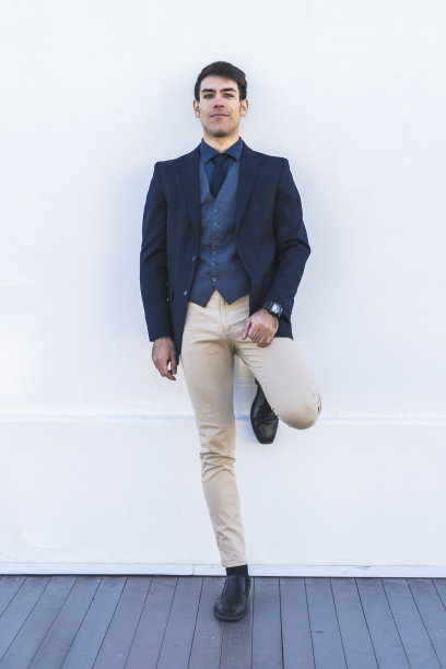 户外白色背景上性感男人的肖像。图片下载