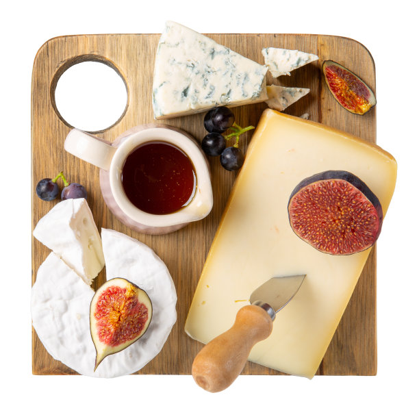 奶酪盘被隔离在白色背景上。不同的奶酪与水果和蜂蜜一起放在木板上。奶酪拼盘。前视图。图片下载