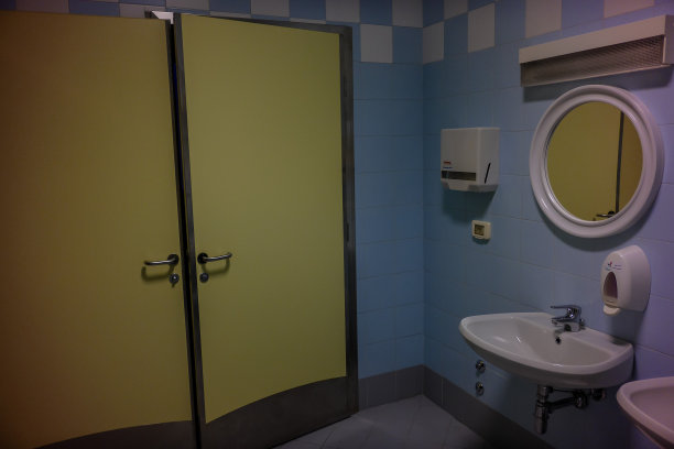 现代浴室内部，以数码照片为背景图片下载