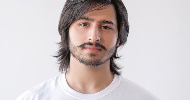 自信的脸完美的皮肤深色头发的家伙图片下载