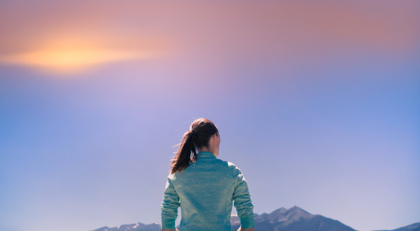 在美丽的自然景色中欣赏日出的山脉图片下载