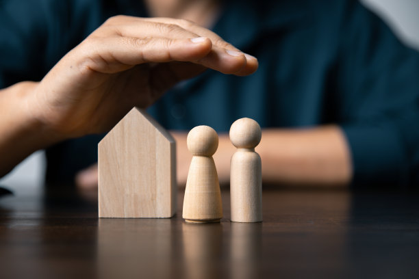 保险是一种保护、保障安全的理念。保险是一种商业投资。保险的标志是屋顶，汽车。伞下还是所有类型都是预防的象征。图片下载