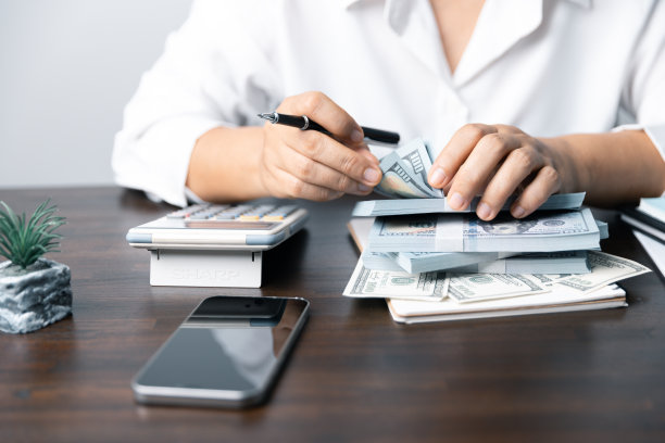 100美元现钞是最大的纸币银行。金融投资成功。美国的货币是美元。货币汇率的涨跌取决于美元。富人有很多钱。图片下载