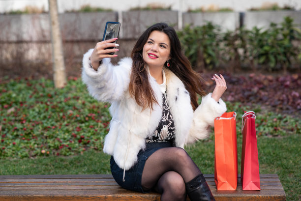 购物后自拍的优雅女子图片下载