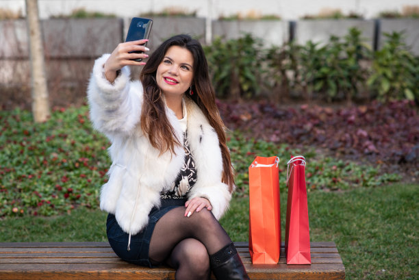 购物后自拍的优雅女子图片下载