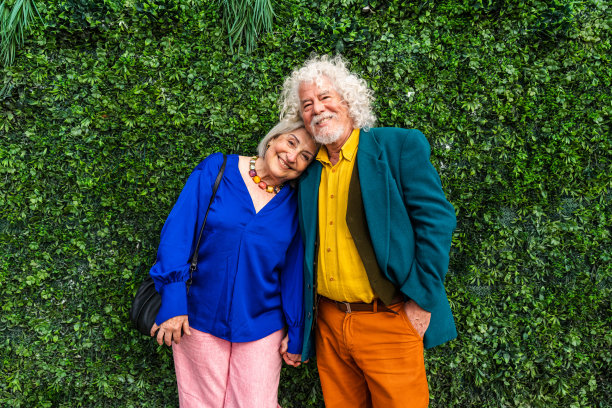 一对老夫妇在户外约会图片下载