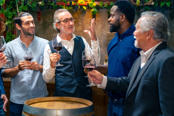 一群人在酒窖里品酒。图片下载