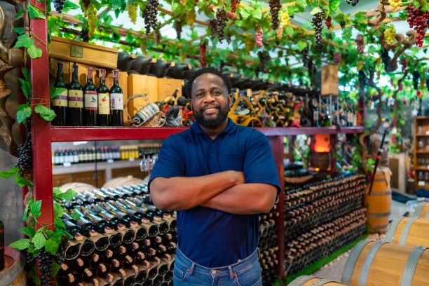 在酒铺仓库工作的非洲人的肖像。图片下载