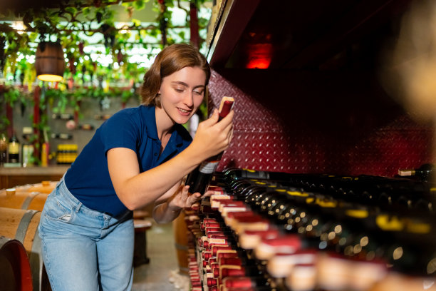 在酒铺工作的白人妇女图片下载
