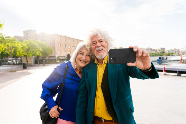 老年夫妇户外活动图片下载