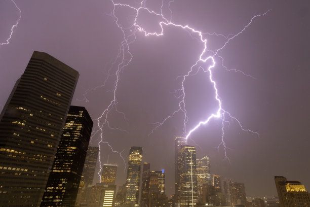 戏剧性的闪电掠过市中心的天际线图片下载