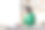 一个年轻女子在家里消磨时间的画像，坐在厨房里使用笔记本电脑。通信，工作，学习，检查邮件，社交网络。图片下载