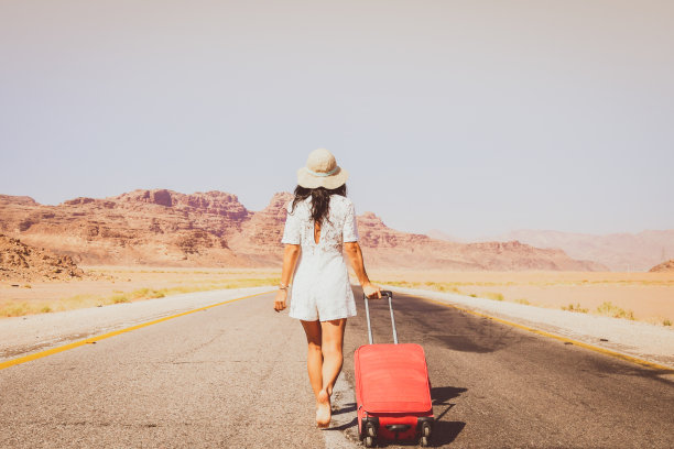 可爱的年轻女子旅行者在路上梦想着户外旅行。复古旅游畅快度假旅游理念图片下载