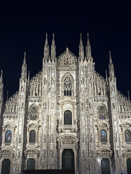 米兰大教堂(Duomo di Milano)更宽的照片图片下载