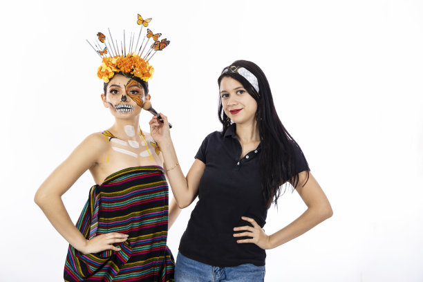 化妆师手里拿着刷子展示她的卡特里娜化妆作品。图片下载