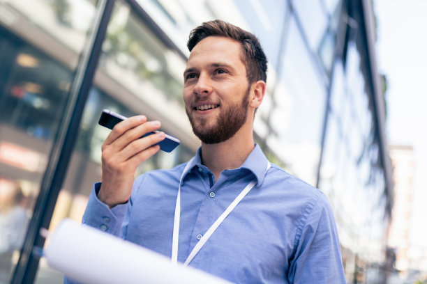 发送语音信息的商人。他正在使用新技术图片下载