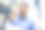 发送语音信息的商人。他正在使用新技术图片下载