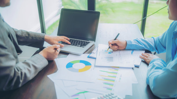 商业团队正在用现代数字计算机制定新的商业计划图片下载