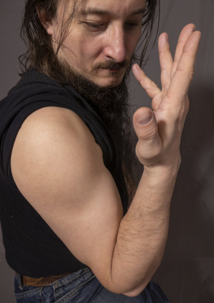 运动的年轻人在深灰色背景下训练图片下载