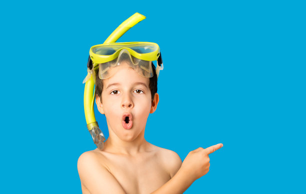戴着潜水面罩的孩子感到惊讶图片下载