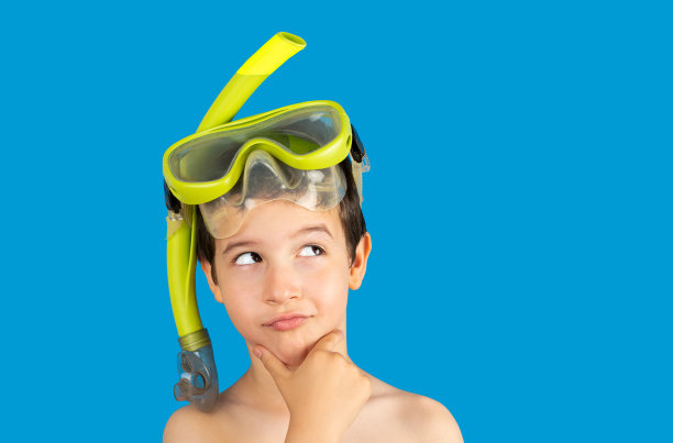 沉思的小男孩把手放在下巴上准备跳水图片下载