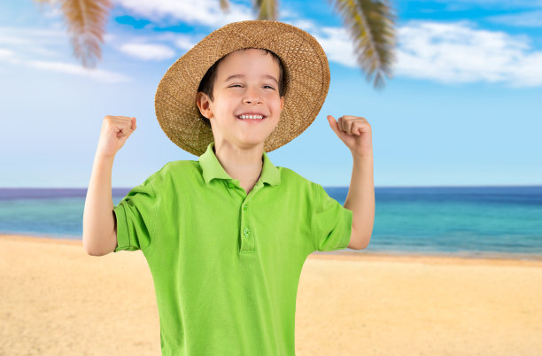 海滩上快乐的孩子图片下载