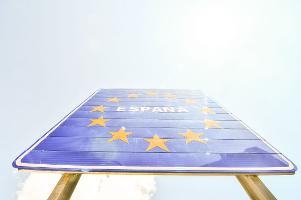 西班牙和法国在比利牛斯山脉的边界，安道尔，路标，欧洲图片下载