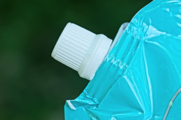 一个蓝色塑料袋的一部分，上面盖着一个白色的盖子图片下载