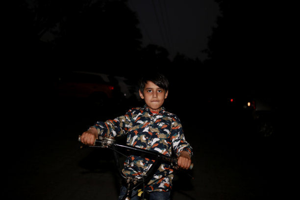 小学生晚上骑自行车图片下载