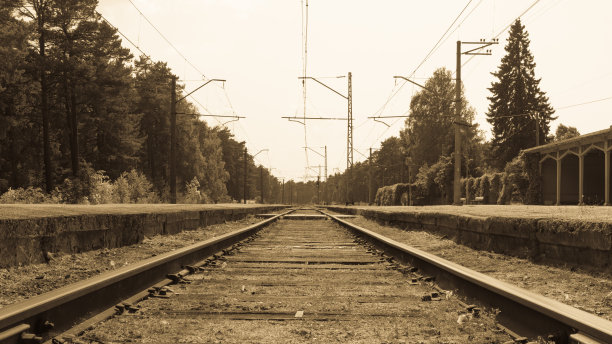 森林边的铁路，甜蜜的旧时光图片下载