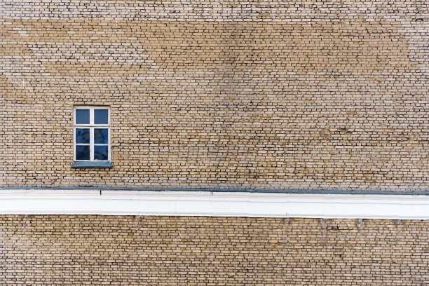 大砖墙上孤零零的一扇窗户图片下载