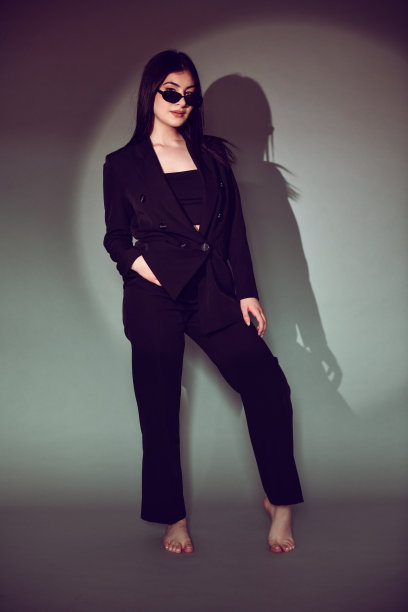 太阳镜，新西装和光脚可爱优雅的女性图片下载