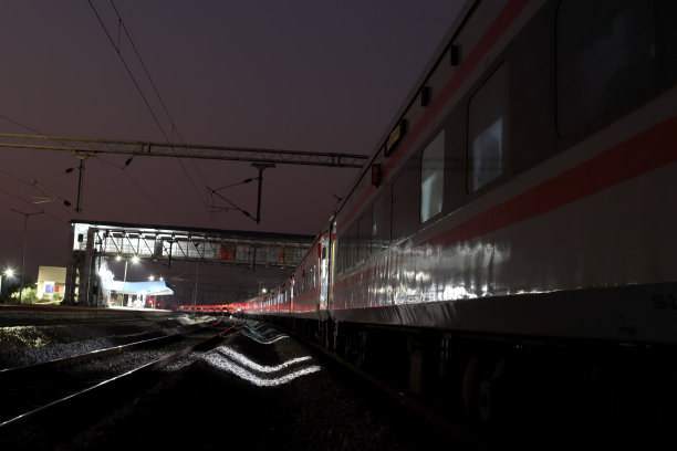 夜间在铁轨上行驶的特快列车图片下载