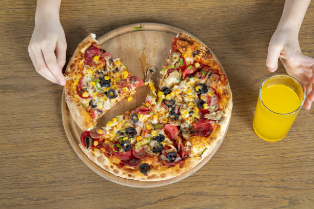 男孩拿着一片披萨。图片下载