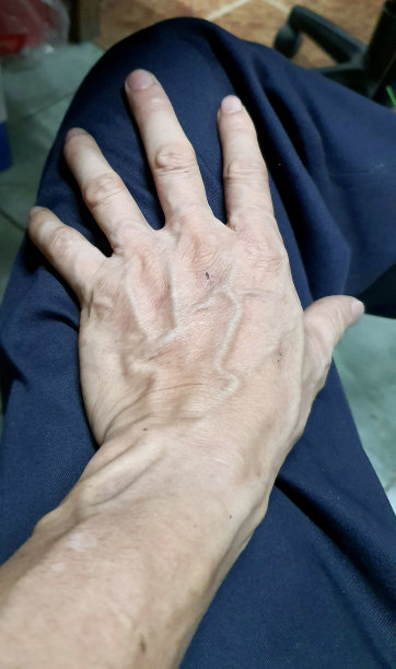 一张照片，一个人伸出手去触摸另一个人的手，有人伸出手去触摸一个男人的手图片下载